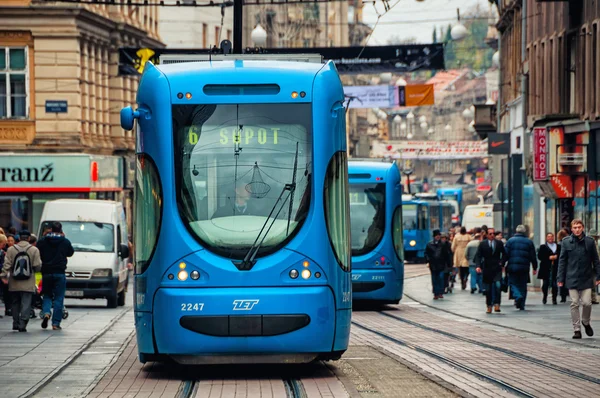 Zagreb, Kroatië blauwe tram op de straat — Stockfoto