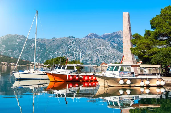 Barche in Baia di Kotor, Montenegro — Foto Stock