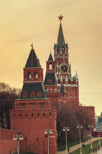 ロシア、モスクワのクレムリンの道のりで植生タワー — ストック写真