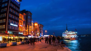 Boğaziçi Galata iskelede gece, Istanbul, Türkiye
