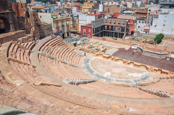 Teatro Romano en Cartagena, España con gente dentro —  Fotos de Stock