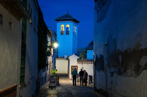 Ruas estreitas da antiga cidade de Granada, Espanha — Fotografia de Stock