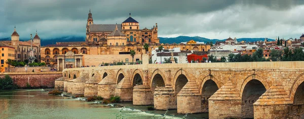 Jembatan Romawi melintasi sungai Guadalquivir dan Katedral La Mesquita di Cordoba, Spanyol — Stok Foto