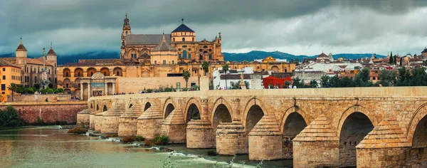 Římský most přes řeku Guadalquivir a La Mesquita katedrála v Cordoba, Španělsko — Stock fotografie