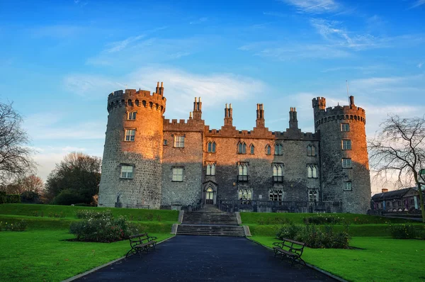 Kilkenny Kalesi ve akşam bahçelerinde — Stok fotoğraf