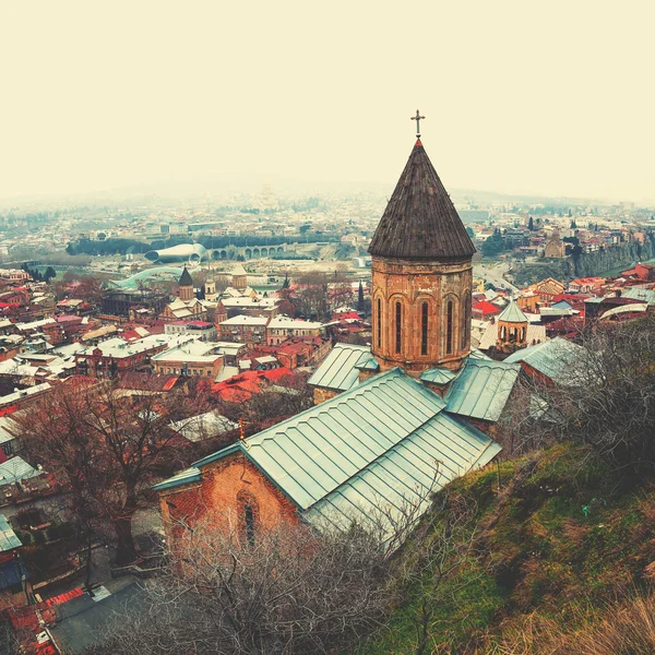 Flygfoto över Tbilisi, Georgien med vacker kyrka — Stockfoto