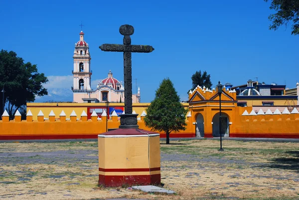 Cortile di una chiesa a Cholula, Puebla, Messico — Foto Stock