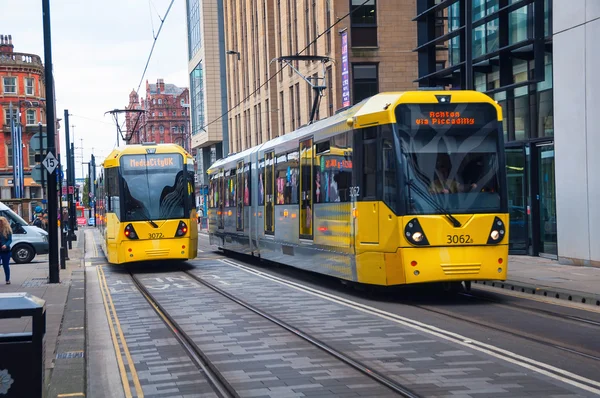 Eléctrico amarelo em Manchester, Reino Unido — Fotografia de Stock