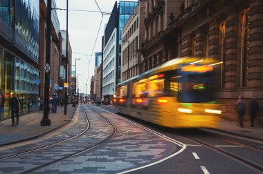 Manchester, İngiltere'de sarı tramvay akşam