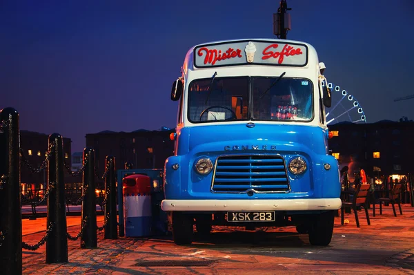 Lassic Commer Van at the Albert Dock in Liverpool, UK — стоковое фото
