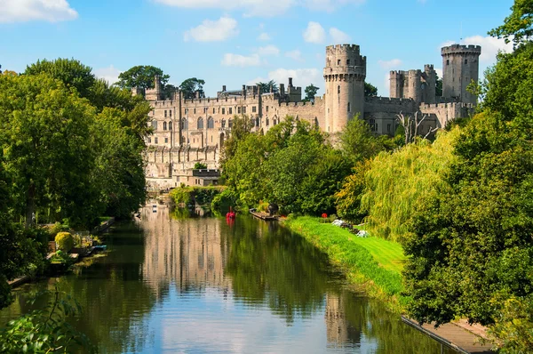 Zamek Warwick w Wielkiej Brytanii z rzeki — Zdjęcie stockowe