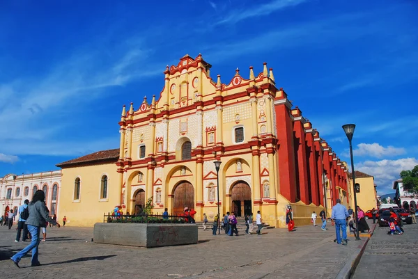 Main square in San Cristobal, Mexico with Cathedral — Stock Photo, Image
