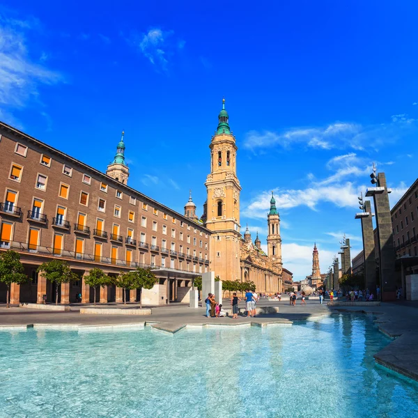 Basiliek van onze-lieve-vrouw van pijler in Saragossa, Spanje — Stockfoto