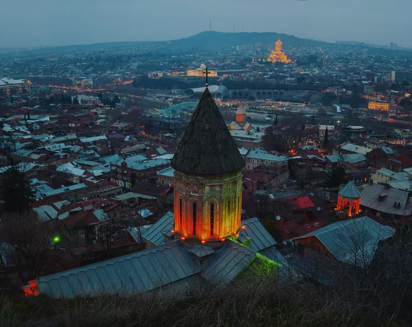 Vista aérea de Tiflis, Georgia centro de la ciudad por la noche — Foto de Stock