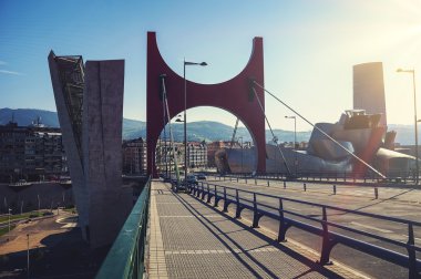 Bilbao, İspanya Nevion Nehri üzerinde Zubizuri köprü