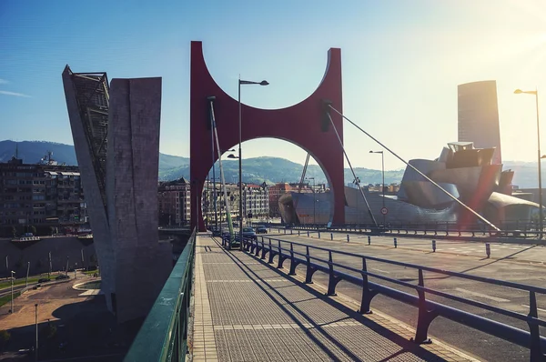 Zubizuri міст через річку Nevion в Більбао, Іспанія — стокове фото