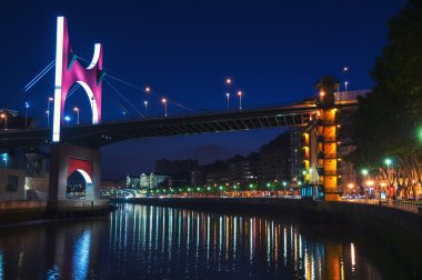 Bilbao, İspanya geceleri Nevion Nehri üzerinde Salbeko zubia köprü