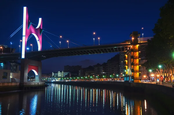 Salbeko zubia Brücke über den Fluss Nevion in Bilbao, Spanien bei Nacht — Stockfoto