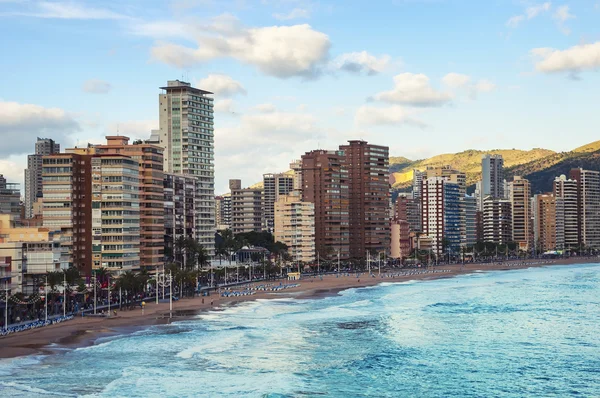 ชายหาดใน Benidrom, Costa Blanca, สเปนในฤดูใบไม้ผลิ — ภาพถ่ายสต็อก