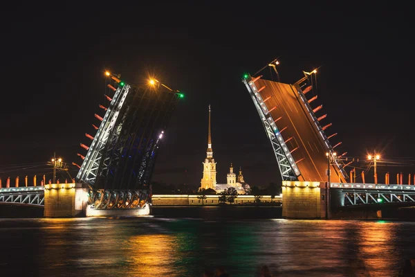 Saint Petersburg, Rusya'nın çizim palace Köprüsü — Stok fotoğraf