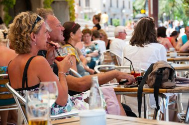 İnsanlar bir kafede Palma de Mallorca, İspanya
