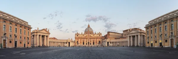 Salida del sol sobre la Basílica de San Pedro en la Ciudad del Vaticano — Foto de Stock