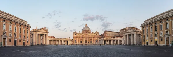 Soluppgång över St Peters basilikan i Vatikanstaten Stockbild