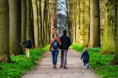 Utrecht parkta yürüyüş aile