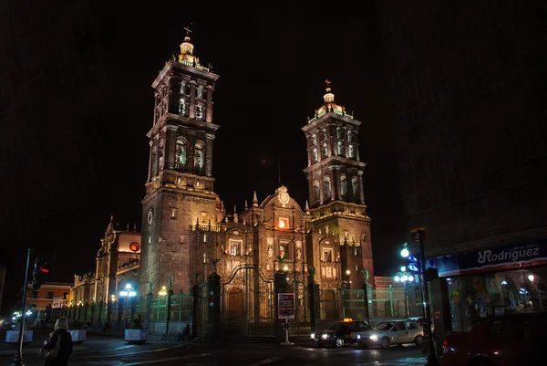 Beleuchtete katholische Kathedrale in puebla — Stockfoto