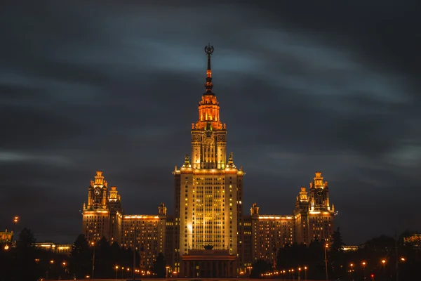 Lomonossow Moskauer Staatliche Universität in der Nacht — Stockfoto