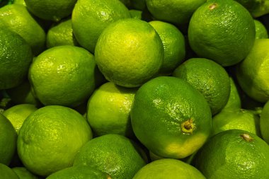 Meyve Pazarı 'ndaki Limonlu Meyveler. Yeşil kireç arka planı