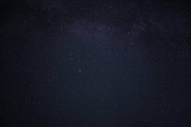 Yıldızlı gece gökyüzü. Karanlık uzayda yıldızlar. Astronomik fotoğrafçılık