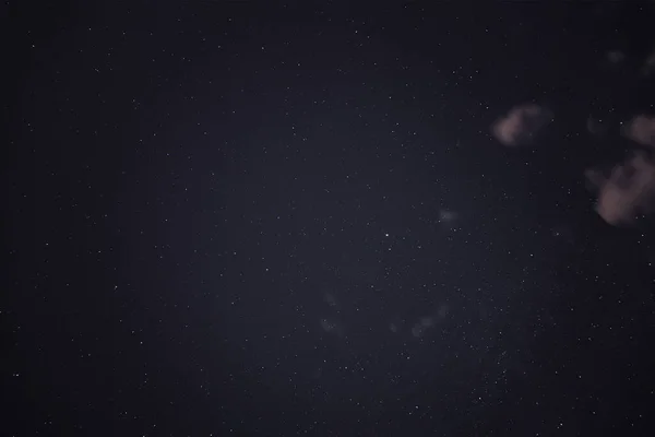 Cielo nocturno con estrellas y nubes. Estrellas en el espacio oscuro. Fotografía astronómica —  Fotos de Stock