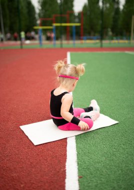 Güzel küçük kız spor yapıyor.