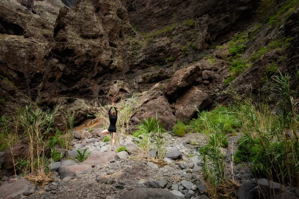 テネリフェ島の岩の上のヨガのセッション — ストック写真