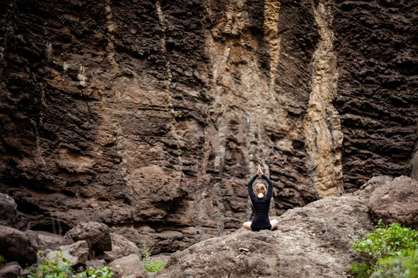 岩の上の瞑想ヨガのセッション — ストック写真