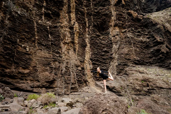 Йога-сессия по скалам Тенерифе — стоковое фото