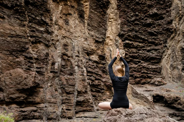 Meditation Yoga-Sitzung auf Felsen — Stockfoto