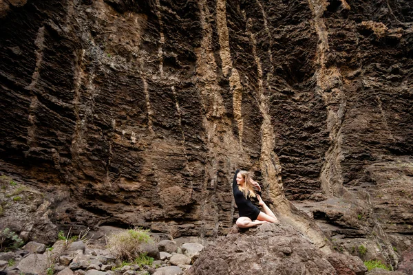 Йога-сессия по скалам Тенерифе — стоковое фото