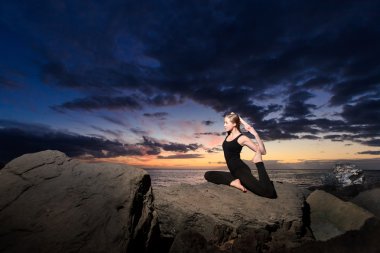 Tenerife sahilde günbatımı yoga