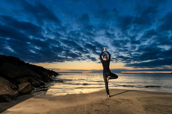 Sesión de yoga de verano en isla tropical —  Fotos de Stock
