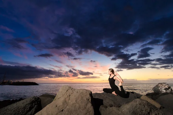 Sunset yoga en la playa de Tenerife —  Fotos de Stock