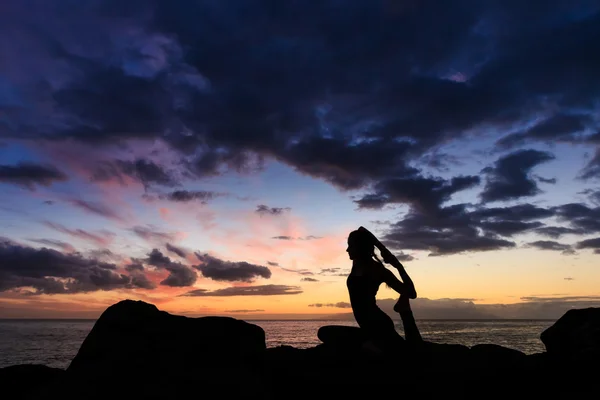 Закат йоги на пляже Тенерифе — стоковое фото