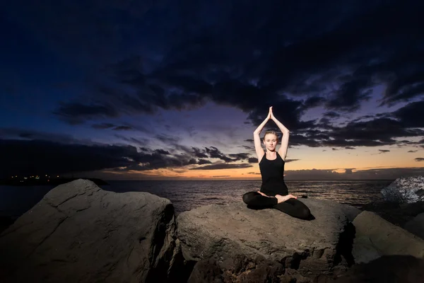 Meditation Yoga am Strand von Teneriffa — Stockfoto