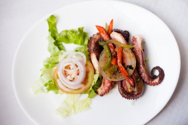 Izgara ahtapot salatası ile