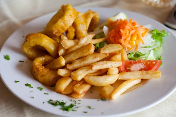 Tintenfisch im römischen Stil mit Pommes — Stockfoto