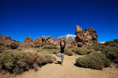 El Teide ile yoga seansı