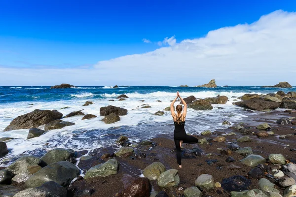 Sesión de yoga de verano sea océano —  Fotos de Stock