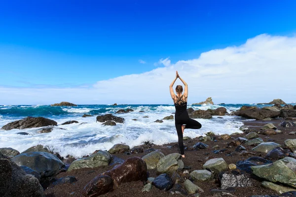 Summer yoga session be ocean — Stock Photo, Image
