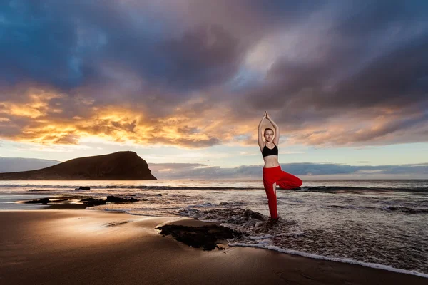 Sesión de yoga al amanecer en la playa —  Fotos de Stock